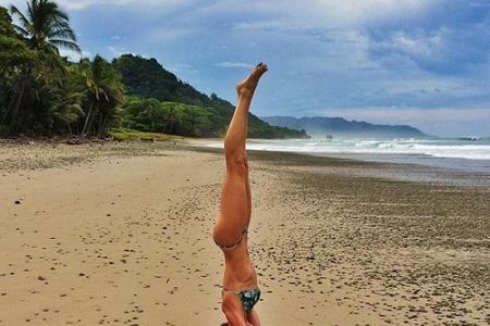 Gisele Bündchen macht Yoga am Strand