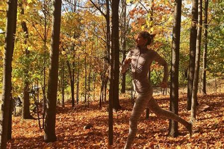 Gisele Bündchen joggt im Wald