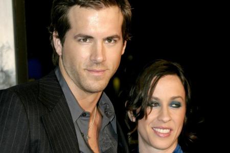 Von 2002 bis 2007 waren Ryan Reynolds (39) und die Sängerin Alanis Morissette (41) ein Paar. Danach heiratete der Schauspiel...