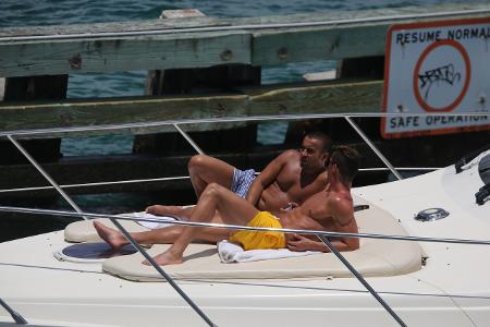 Vorm Sonnenbad immer schön einölen! Superstar Ronaldo mit einem Freund auf der eigenen Yacht.