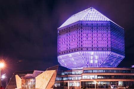 Rhombenkuboktaeder - so nennen Experten die Form der Nationalbibliothek von Weißrussland in Minsk. Auch die nächtliche Beleu...