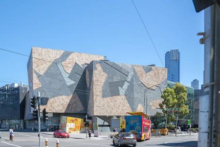 Am Federation Square im australischen Melbourne scheiden sich die (Architektur-)Geister. Facettenreich und futuristisch, ode...