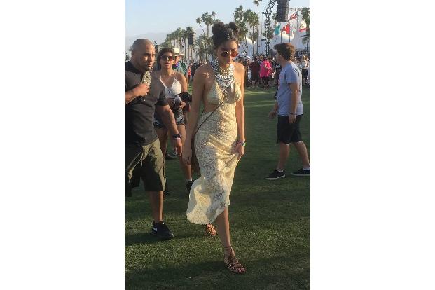 ...Römersandalen, einem immer wiederkehrenden Trend unter den Schuhen. So schritt Fräulein Jenner beim Coachella Festival in...