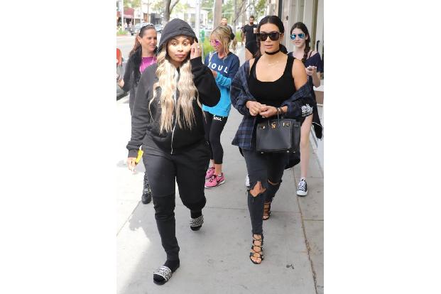 ...ältere Halbschwester Kim Kardashian bewies kürzlich, dass auch sie auf die angesagten Schuhe steht - und zwar mit den hoc...