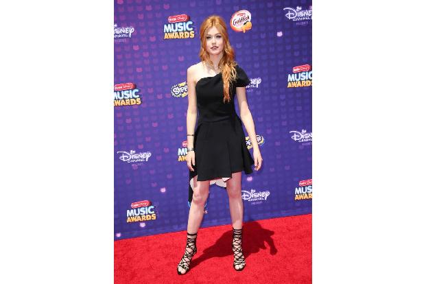 ...Katherine McNamara zur selben Veranstaltung eher zu einer klassischen Ausgabe der Römersandalen griff. Nur einen Tag zuvo...