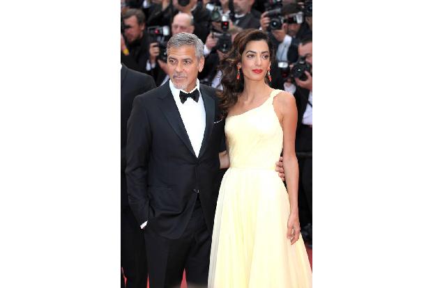 ...die bezaubernde Amal Clooney. Die erschien schon zu Beginn der französischen Filmwoche in einem wunderschönen, flattrigen...