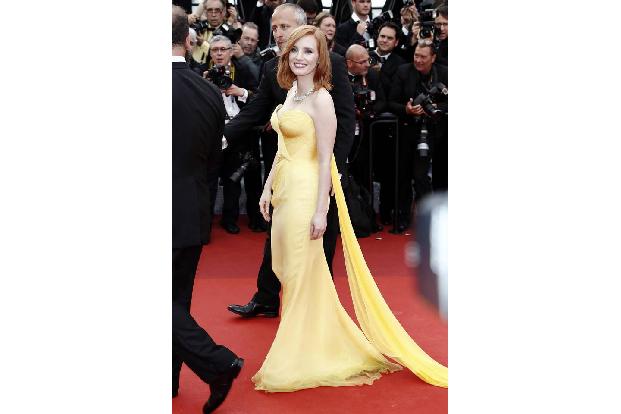 ...setzte auch Jessica Chastain bei ihrem Red Carpet-Auftritt an der Côte d’Azur - und zwar auf Armani Prive! Die schulterfr...
