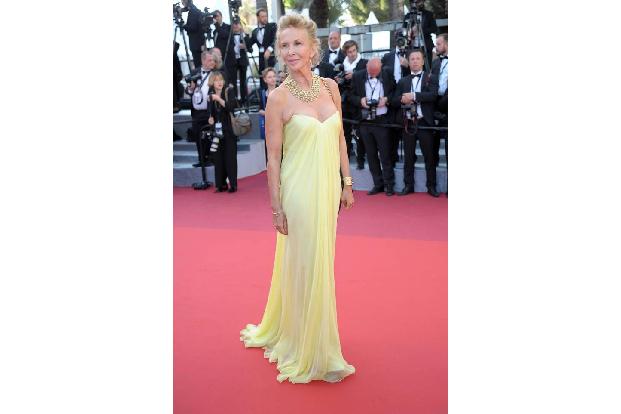 ...die sonnige Nuance nicht nur etwas für junge Damen ist, bewies indes Trudie Styler mit ihren 62 Jahren in Cannes - in die...