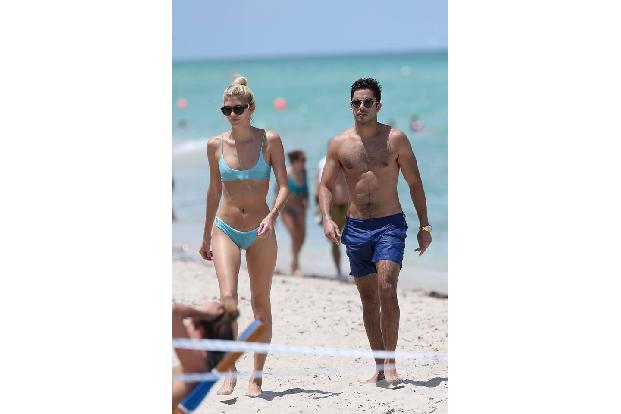 ...Freund macht neben ihr eine ziemlich gute Figur. Am Strand von Miami kann man ja so einige Stars von Welt zu Augen bekomm...