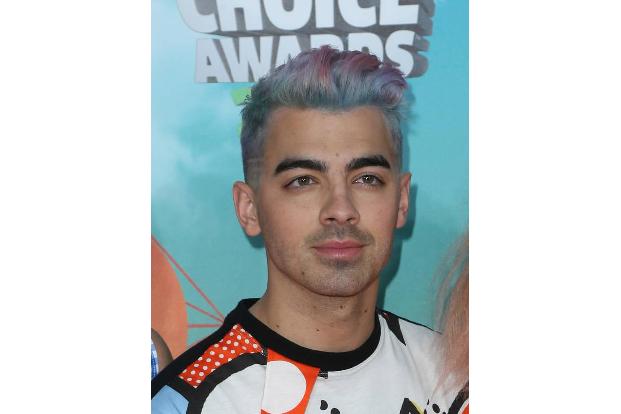 ...mit Haar-Disaster unterwegs ist hingegen Joe Jonas - unser ewiger Kandidat für die grausigsten Frisuren (und Haarfarben) ...
