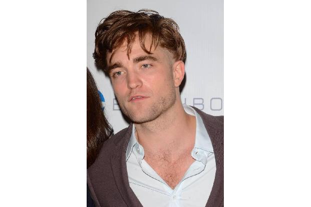 ...Robert Pattinson, der ja eigentlich wegen seiner verwegenen Wuschelfrise gefeiert wird, traute sich schon mal SO aus dem ...