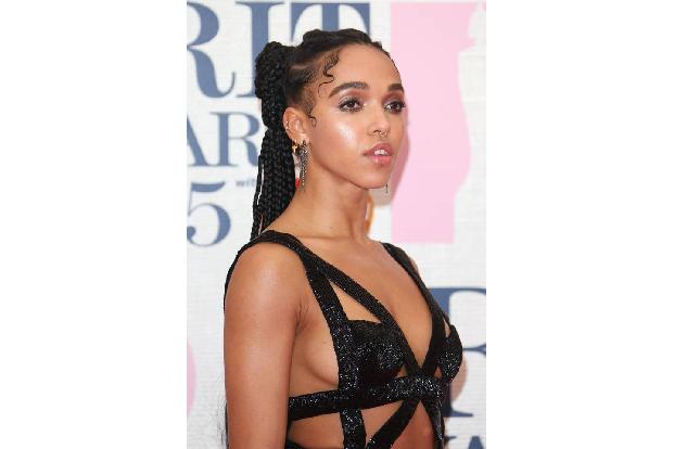 ...ist seine Freundin FKA Twigs quasi die ungeschlagene Königin in Sachen fürchterlicher Frisuren. Was genau sollen diese in...