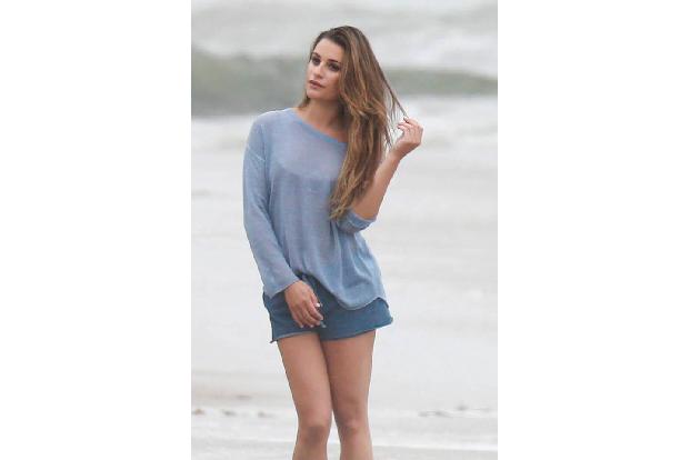 Na? Was steht Lea Michele denn so verträumt am Strand herum und spielt lasziv mit einer Haarsträhne? Die 