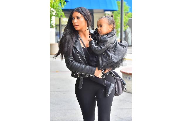 ...beherrscht scheinbar Kim Kardashian. Wenn sie mit ihrem Mini-Me North West auf die Straße geht, dann ist die Garderobe pe...