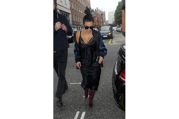 ...Kim Kardashian! Es gibt so viele Anlässe und Gelegenheiten bei denen man die Ehefrau von Kanye West in solchen Nachthemdc...