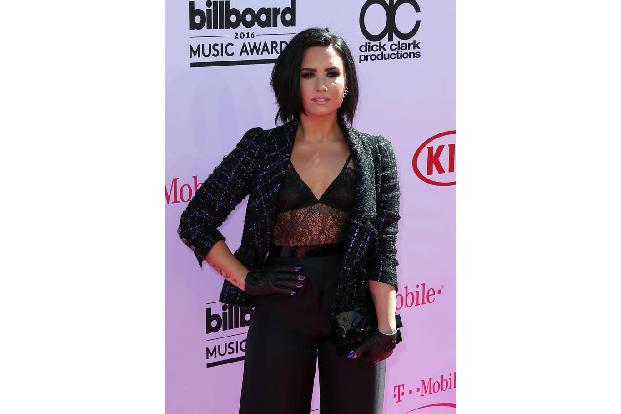 ...funktioniert übrigens auch in Schwarz, was Demi Lovato eindrucksvoll bei den diesjährigen Billboard Music Awards zeigte. ...