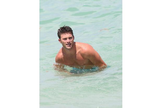 ...mit dem Anblick von Scott Eastwood belohnt. Der Schauspieler und Sohn von Hollywood-Legende Clint Eastwood nahm ein Bad i...