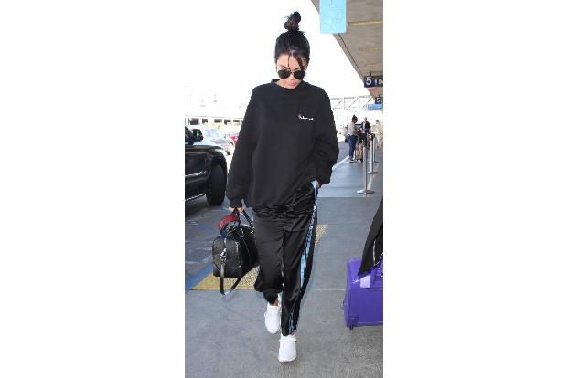 ...bei Kendall Jenner sah die ganze Sache am Flughafen von Los Angeles schon schicker aus. Obwohl sie einen langen Flug hint...