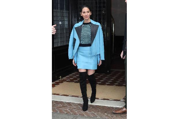 ...es muss nicht immer ganz in Schwarz sein: Schauspielerin Olivia Munn wählte die Boots zu einem hellblauen Kostüm. Dennoch...