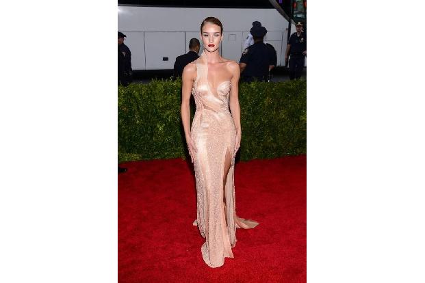 ...Einblicke bot die Robe von Rosie Huntington-Whiteley. Das sexy Model zeigte viel Bein sowie ein interessantes Dekolleté. ...