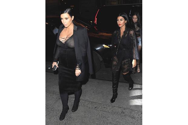 ...hat Kim nichts von ihrer Schamlosigkeit verloren. Transparenz, ein BH und trotzdem sind die Kardashian-Brüste deutlich zu...