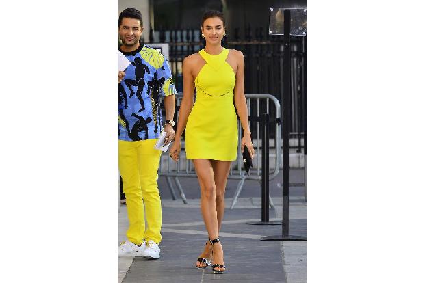 ...Körperhaltung präsentiert werden - das bewies Irina Shayk und stolzierte schon auf dem Weg zu der Show von Versace über d...