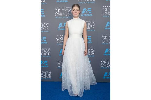 ...in der letzten Woche sorgte Frau Pike bei den Critics' Choice Awards in diesem weißen Wattebausch-Outfit für ungläubiges ...