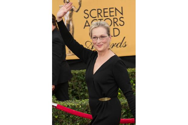 ...Meryl Streep schien am Sonntag einfach kein Händchen für Mode zu haben. Die 65-Jährige kam in diesem legeren Hosenanzug u...