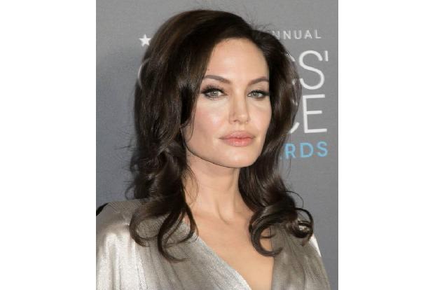 So kennen wir Angelina Jolie. Wunderschön, top gestylt, perfekte Pose und das Gesicht ein Traum. Zu den 