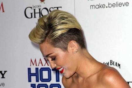 ...Zungenakrobatin Miley Cyrus das Kinn ein wenig zu heftig gepudert. Oder aber der Make-up Artist war kein wirklicher Fan? ...