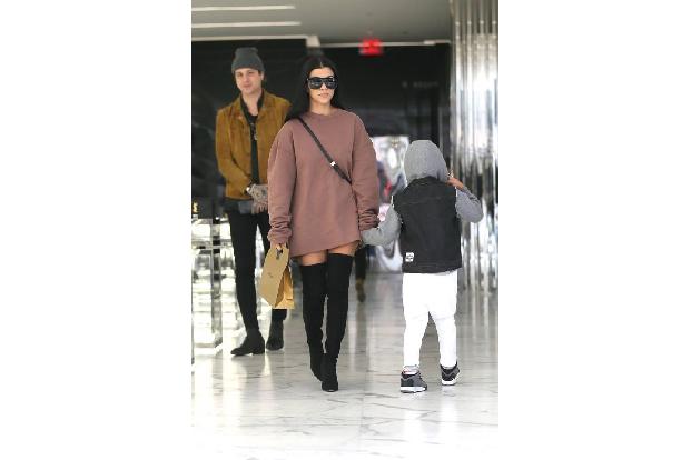 ...Kourtney Kardashian entschied sich für ein solches Modell. Da wird selbst ein Oversize-Sweater zu einem sexy Outfit. Für ...