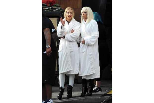 ...Rita Ora und Iggy Azalea nicht wirklich stylish und sexy aus, aber sie wärmen und man muss nicht im Film- oder Videokostü...