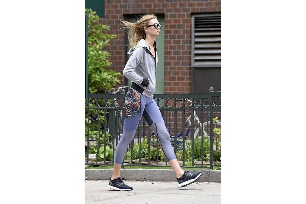 ...leger bevorzugt es auch ihre Kollegin Karlie Kloss bei einem Bummel durch New York. Jeans und Turnschuhe...