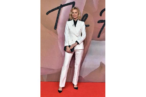 ...bildete an dem Abend quasi Model Eva Herzigová. Sie wählte einen weißen Suit mit schwarzen Details. Die gebürtige Tschech...