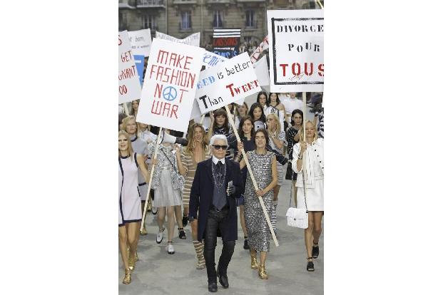 Ups, was war denn da los? Seit wann führt Fashion-Guru Karl Lagerfeld denn Demonstrationen an? Aber klar, ...