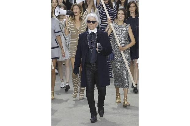 ...im Namen der Mode machte der Chefdesigner von Chanel natürlich seinem Namen mal wieder alle Ehre: Für seine aktuelle Show...