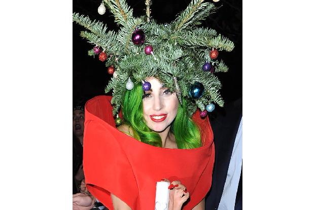 ...zur Vorweihnachtszeit, er ist auch eine fantastische Ergänzung zu Gagas Weihnachtsbaum-Kostüm aus dem letzten Jahr. Im Ge...