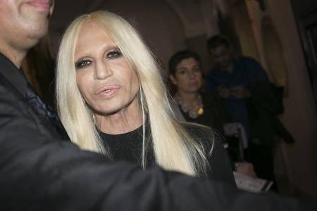 ...Show ihrer Freundin Donatella Versace nicht entgehen ließ und selbstverständlich in der Frontrow saß.