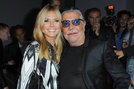 Backstage beim privaten Plausch mit der Designer Roberto Cavalli soll sie ihrem Freund verraten haben: 