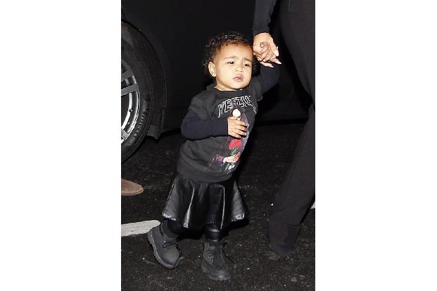 Aber, dass Baby North eine Fashion Ikone ist, steht eh spätestens fest, seit sie mit Strickjäckchen und Brosche, sowie typis...