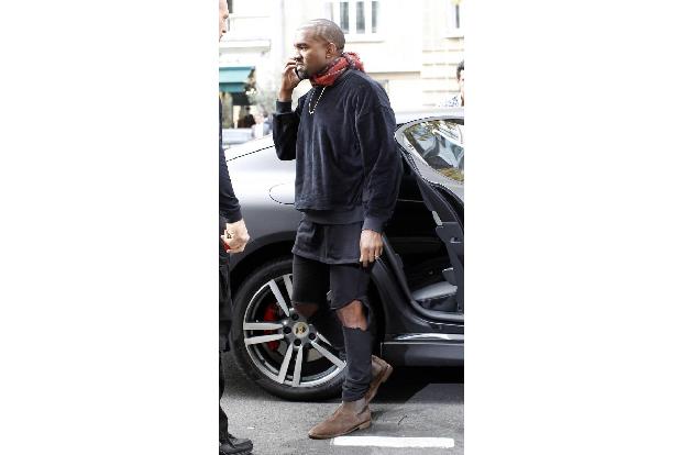 Aber warum guckt Kanye West so zerknirscht? Mit seiner zerrissenen Hose und dem Schlabber-Shirt sieht er auch gar nicht so a...