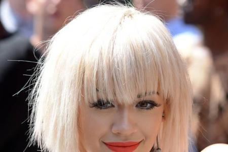 Sie hat die Haare schön und wechselt die Frisur, wie andere Frauen ihre Unterwäsche! Und Rita Ora variiert dabei sogar in de...
