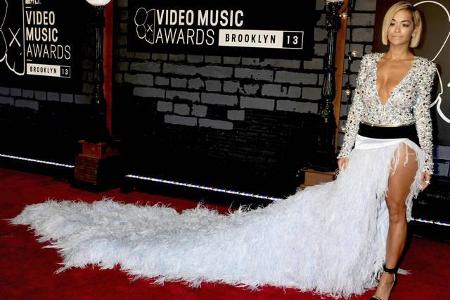 ...auf den MTV Video Music Awards mochte sie es dann wieder ganz klassisch: kurz, glatt, kinnlang. Rita Ora weiß offensichtl...