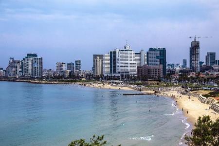 Willkommen in Tel Aviv. Die schönen Strände der mediterranen Stadt sind das Wahrzeichen der israelischen Metropole. Wer sich...