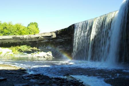 Der Jägala-Wasserfall in Estland zählt mit einer Höhe von gerade einmal acht Metern wahrlich nicht zu den Riesen seiner Zunf...