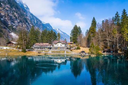 Der Blausee im Berner Oberland ist einer der bekanntesten Seen der Schweiz. Seine namensgebende Färbung verdankt er der einz...