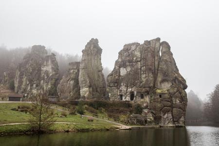 Die Externsteine im Teutoburger Wald zählen zu den herausragenden Natursehenswürdigkeiten Deutschlands. Die ungefähr 80 Mill...