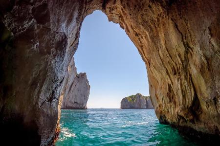 Nordwestlich der italienischen Insel Capri lässt sich ein besonderes Farbschauspiel erleben: In der sogenannten 