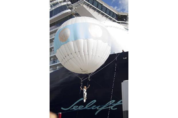 ...riesigen Ballon schwebt die Schlagersängerin vor dem riesigen Rumpf des Schiffes, dreht und überschlägt sich immer wieder...