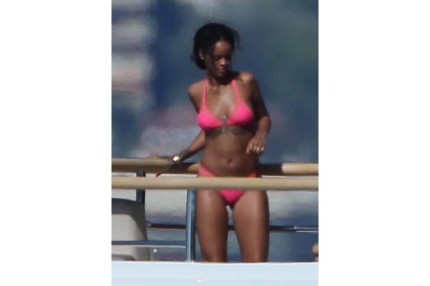 ...Freundin genießt der Star aus der Karibik den Tag an Deck. Sie plaudert...